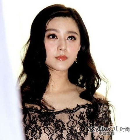 Khuyết điểm chính trên khuôn mặt và dưới cổ của cô là có nhiều mỡ thừa. Khuyết điểm chính trên khuôn mặt và dưới cổ của cô là có nhiều mỡ thừa.