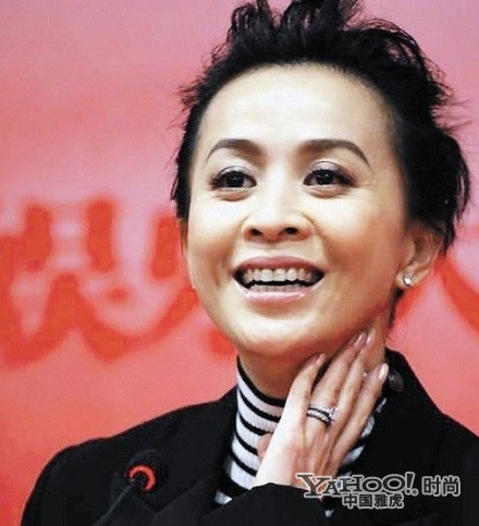 Dù có trang điểm tỉ mỉ hay diện độ đẹp đến đâu thì Lưu Gia Linh cũng không thể che được tuổi già của mình. Dù có trang điểm tỉ mỉ hay diện độ đẹp đến đâu thì Lưu Gia Linh cũng không thể che được tuổi già của mình.