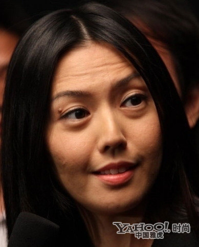 Cô ca sĩ Tôn Yến Tư không chỉ có nếp nhăn mà da mặt còn rất sần, thiếu mịn màng. Cô ca sĩ Tôn Yến Tư không chỉ có nếp nhăn mà da mặt còn rất sần, thiếu mịn màng.