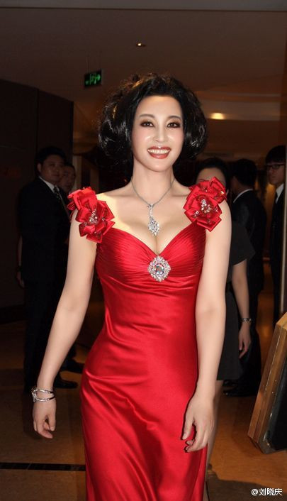 Cùng tuổi này bao người khác đã lên chức bà thì người đẹp Trùng Khánh lại có vẻ ngày càng trẻ và đẹp hơn, tự tin khoe vòng một đẫy đà.