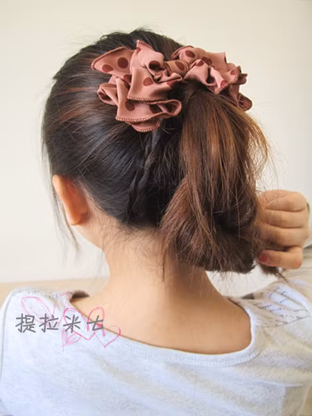 Sau đó dùng hai phần tóc tết kéo lên cuốn quanh chân tóc phần tóc đuôi ngựa.