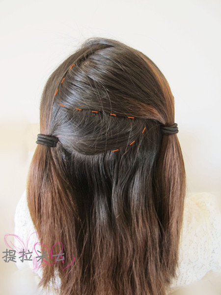 Chia phần tóc nửa đầu trên thành hai phần.- Chia phần tóc nửa đầu trên thành hai phần.-