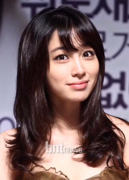 Vẻ đẹp của cô tuy bình dị nhưng rất thánh thiện. Vẻ đẹp của cô tuy bình dị nhưng rất thánh thiện.