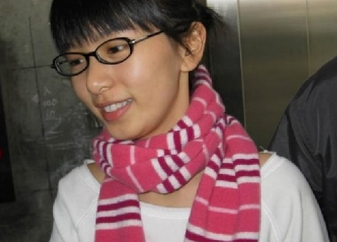 Nếu không son phấn thì khuôn mặt của Hebe cũng không có gì nổi bật.