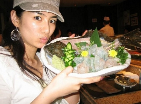 Khi không trang điểm khuôn mặt của Huỳnh Dịch có vẻ tái nhợt.