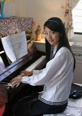 Chỉ khác nhau ở kiểu tóc và phong cách trang điểm mà khuôn mặt của An Dĩ Hiên cũng biến đổi rất nhiều so với bây giờ.