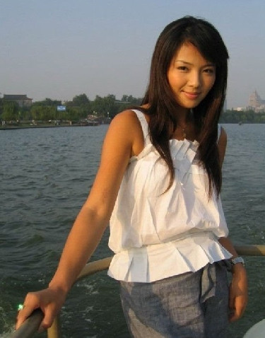 Dù diện hàng hiệu hay đồ bình thường, khuôn mặt của Lưu Đào vẫn rất tươi tắn.