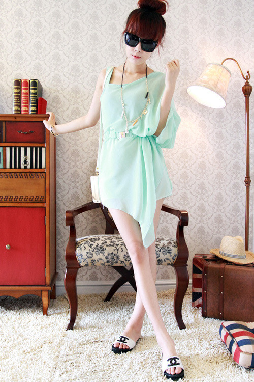 Váy xanh nhạt mang lại nét dịu dàng cho bạn gái.