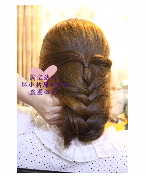 Hoặc có thể gấp phần đuôi tóc lại.