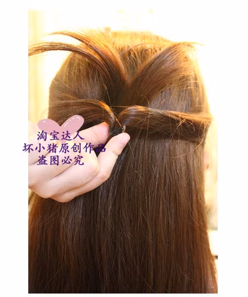 Lật phần tóc từ ngoài vào trong.