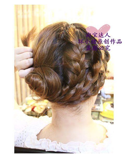 Kéo hai tết tóc bên phải cuốn quanh nụ hoa tóc vừa được tạo thành. Kéo hai tết tóc bên phải cuốn quanh nụ hoa tóc vừa được tạo thành.