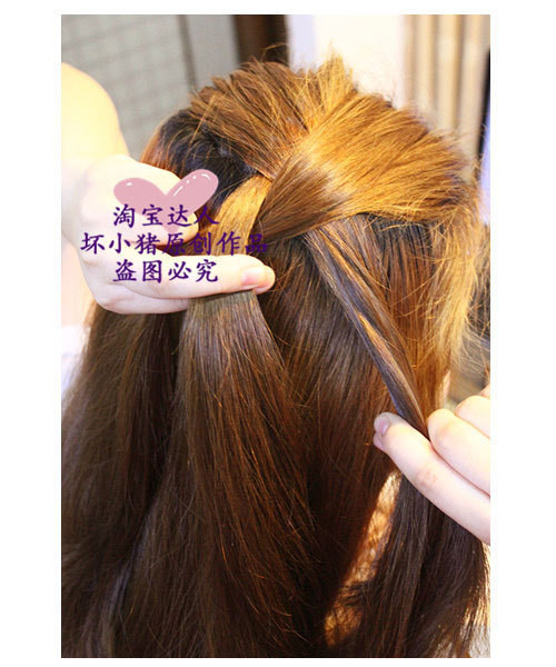 Lấy một phần tóc nhỏ lệch trên đỉnh đầu bên phải rồi tết lại. Lấy một phần tóc nhỏ lệch trên đỉnh đầu bên phải rồi tết lại.