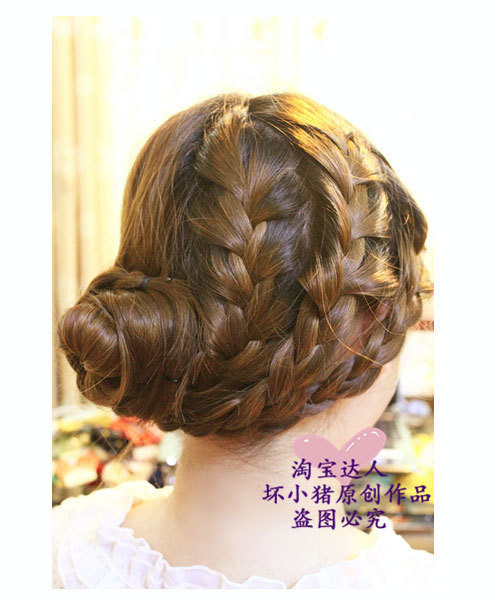 Bạn có thể chia tóc mình thành hai hoặc ba tết tóc tùy thuộc vào độ dày của mái tóc. Bạn có thể chia tóc mình thành hai hoặc ba tết tóc tùy thuộc vào độ dày của mái tóc.