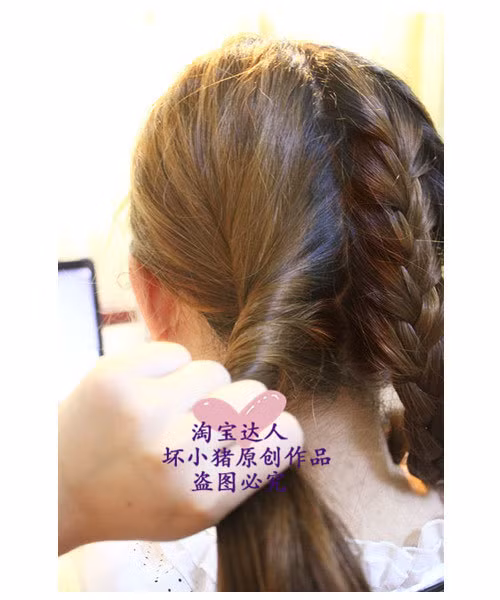 Phần tóc còn lại cuốn tròn lại theo chiều kim đồng hồ.