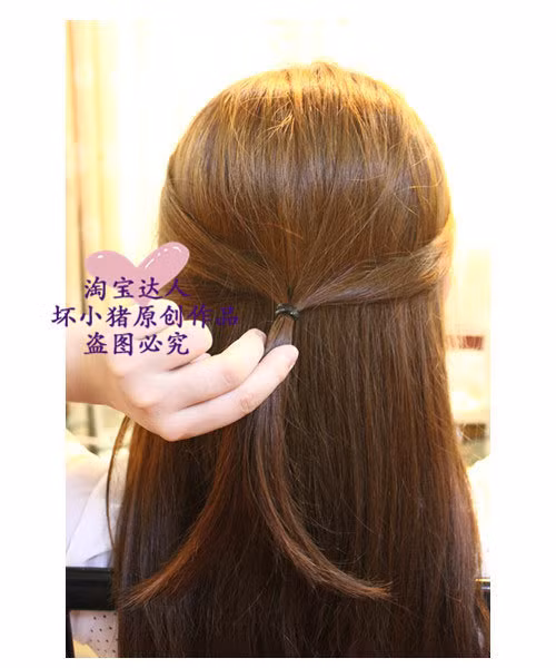 Đầu tiên, buộc lửng hai phần tóc sau đầu.