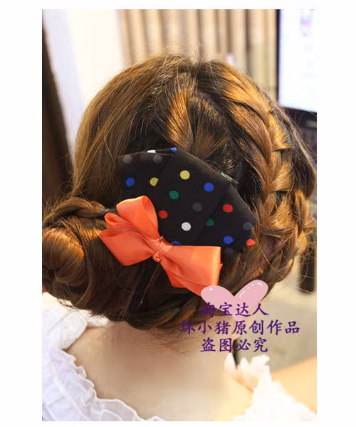 Thêm nơ xinh cho mái tóc điệu đà.