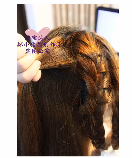 Lấy một phần tóc ở sát tết tóc thứ hai.