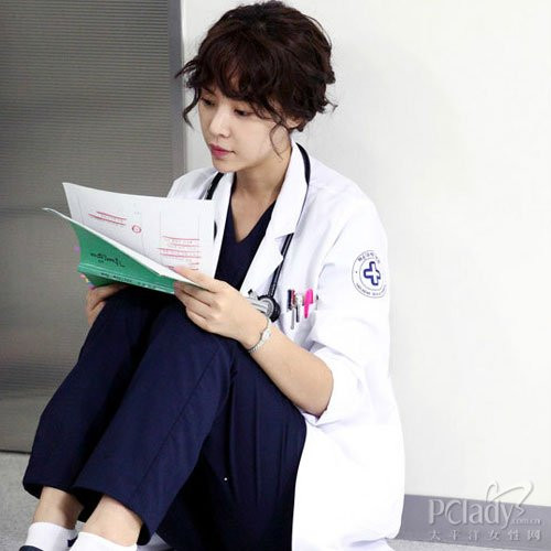 Hwang Jung Eum với kiểu tóc xoăn lộn xộn mới lạ. Hwang Jung Eum với kiểu tóc xoăn lộn xộn mới lạ.