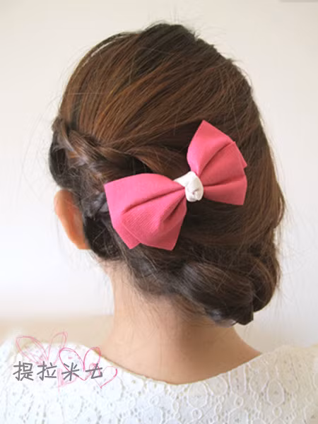 Hoặc bạn cũng có thể cuốn phần đuôi tóc lại cho vào trong để được kiểu tóc búi gọn thanh lịch.