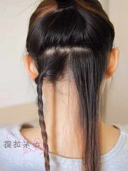 Phần tóc nhỏ bên dưới chia thành hai phần và tết lại.