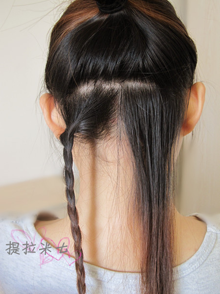 Phần tóc nhỏ bên dưới chia thành hai phần và tết lại. Phần tóc nhỏ bên dưới chia thành hai phần và tết lại.