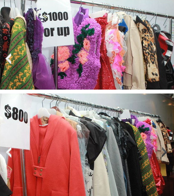 Trang phục biểu diễn cũng như trang phục thường ngày của hai cô nàng cũng được đưa đi làm từ thiện. Trang phục biểu diễn cũng như trang phục thường ngày của hai cô nàng cũng được đưa đi làm từ thiện.