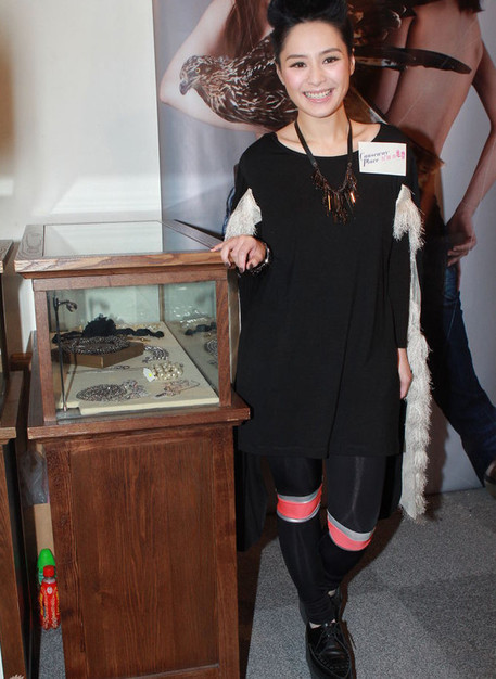 Chung Hân Đồng tươi tắn bên tủ đồ trang sức làm từ thiện. Chung Hân Đồng tươi tắn bên tủ đồ trang sức làm từ thiện.