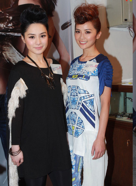 Hi vọng rằng hai cô nàng đáng yêu sẽ bán được thật nhiều để góp phần giúp đỡ những mảnh đời bất hạnh. Hi vọng rằng hai cô nàng đáng yêu sẽ bán được thật nhiều để góp phần giúp đỡ những mảnh đời bất hạnh.