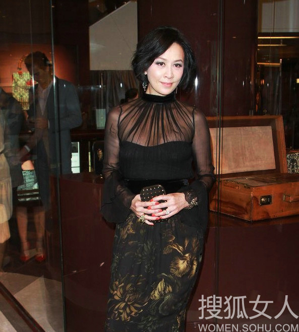 Váy đen quyến rũ với lớp voan mỏng.