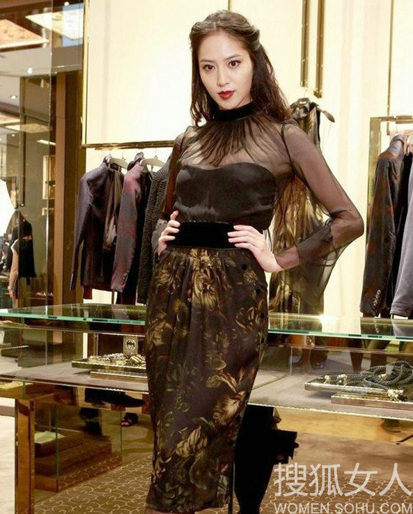 Dáng người chuẩn giúp người mặc không chỉ khoe được cơ thể hoàn hảo mà càng tôn lên vẻ đẹp gợi cảm.