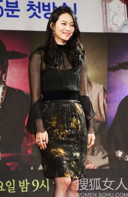 Shin Min Ah với chiếc váy lại khoe được dáng người đẹp cùng vòng eo thon.