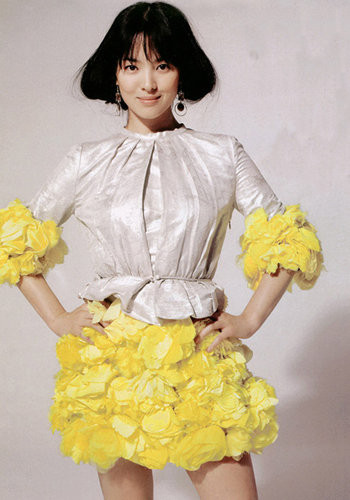 Mái tóc chấm vai được ốp lên thành kiểu tóc ngắn mới lạ và đẹp mắt.