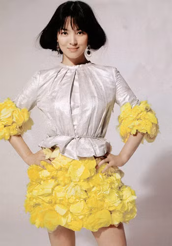 Mái tóc chấm vai được ốp lên thành kiểu tóc ngắn mới lạ và đẹp mắt.