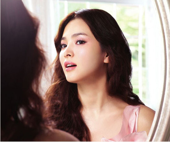 Song Hye Kyo có một vầng trán khá đẹp cộng với khuôn mặt mỹ miều nên những kiểu tóc không mái càng giúp gương mặt cô thanh thoát hơn.