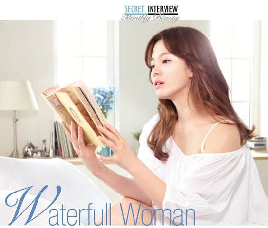 Một mái tóc dài không quá cầu kỳ, với những lọn tóc ngắn được uốn cong hai bên trán giúp khuôn mặt của người đẹp Hàn Quốc thêm gợi cảm.