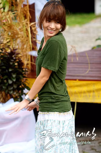 Giản dị với T-shirt và váy dài cùng tóc mái ngố giúp người đẹp Hàn Quốc thêm phần ngọt ngào.