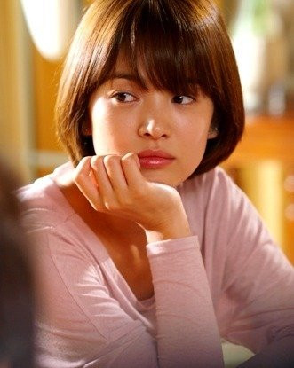 Tóc tém ốp vào hai bên má càng giúp cô nàng xinh xắn, dễ thương.