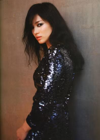 Mỗi một kiểu tóc dài với sự khác nhau trong màu tóc, tóc mái, thẳng hay uốn xoăn đều khiến gương mặt của Song Hye Kyo biến hóa hoàn toàn.