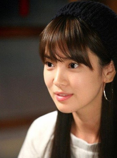 Dễ thương với tóc dài thẳng tự nhiên và mái ngố.