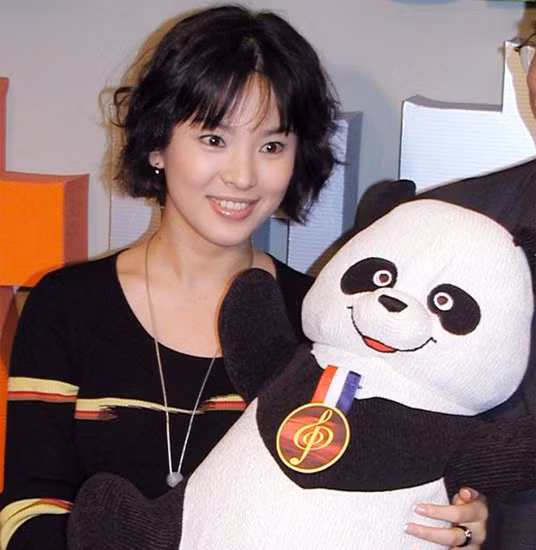 Tóc ngắn hiện đại nhưng cũng rất nữ tính.