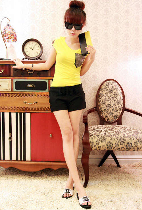 T-shirt bó sát cùng quần soóc khoe được vòng eo thanh mảnh và đôi chân thon dài quyến rũ.