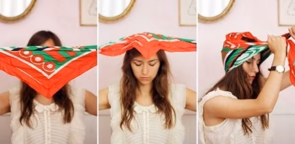 Kiểu 1: Chuẩn bị một chiếc khăn tay nhỏ, gấp đôi rồi choàng lên đầu.