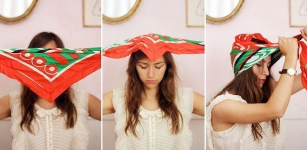 Kiểu 1: Chuẩn bị một chiếc khăn tay nhỏ, gấp đôi rồi choàng lên đầu.