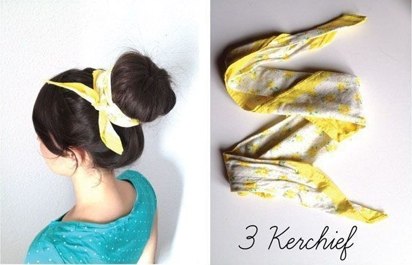 Dùng một chiếc khăn hoa màu vàng cột thắt một bên.