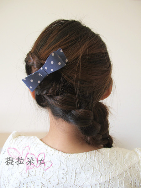 Đương nhiên nếu cài thêm một chiếc nơ nhỏ nhắn thì mái tóc của bạn sẽ càng đẹp hơn. Đương nhiên nếu cài thêm một chiếc nơ nhỏ nhắn thì mái tóc của bạn sẽ càng đẹp hơn.