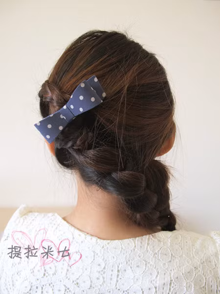 Đương nhiên nếu cài thêm một chiếc nơ nhỏ nhắn thì mái tóc của bạn sẽ càng đẹp hơn.