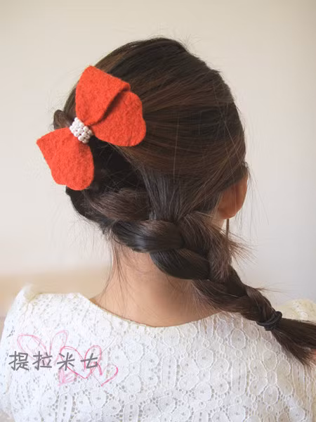 Kiểu 2: Tóc tết lệch.