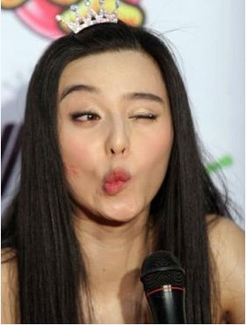 Chắc cô nàng họ Phạm đang làm mặt xấu đây? Chắc cô nàng họ Phạm đang làm mặt xấu đây?