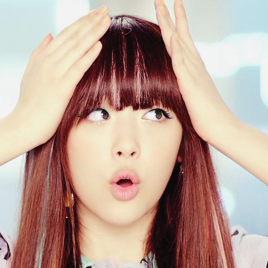 Ô...đang hát nhưng Sulli lại quên lời mất rồi. Ô...đang hát nhưng Sulli lại quên lời mất rồi.