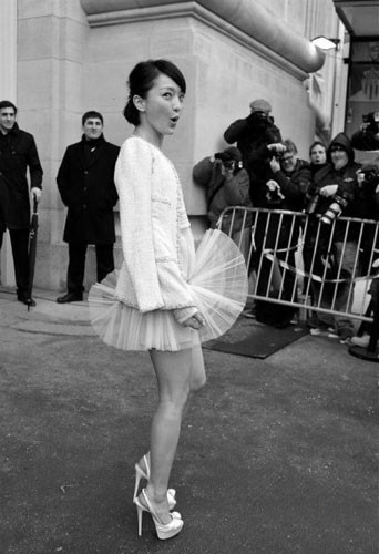 Biểu hiện ngạc nhiên khi gió quật, váy lật bất ngờ khiến Châu Tấn phản ứng không kịp. Biểu hiện ngạc nhiên khi gió quật, váy lật bất ngờ khiến Châu Tấn phản ứng không kịp.